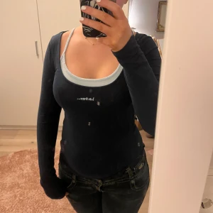 Mörkblå långärmad topp - Snygg mörkblå långärmad topp med ett inbyggt ljusblått linne, unikt och fint samt ändå basic! Mycket bra skick då den endast är använd fåtal gånger!🩵