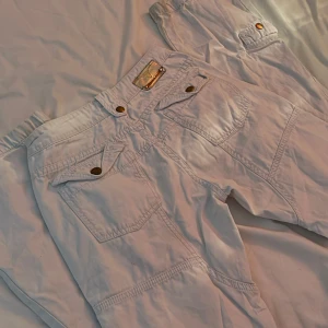 Bik Bok low waist byxor.  - Lite smutsiga vid benen, men i bra skick. Säljer pga dom är för små