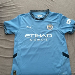 Manchester City tröja - Väldigt snygg city tröja, haft den i någon månad och använt några gånger men inte alls många gånger. Den köptes för ett hyfsat högt pris men jag har inte lika stort intresse för fotbollen längre.