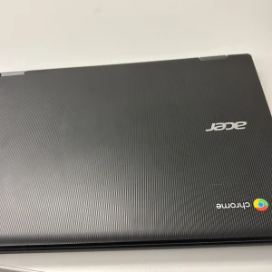 Acer Chromebook - Säljer en stilren och praktisk Acer Chromebook i grått. Perfekt för studier och arbete med sin lätta design och smidiga funktioner. Den har en texturerad yta och tydlig logotyp på locket. Passar utmärkt för dig som behöver en pålitlig och enkel dator för vardagsbruk.