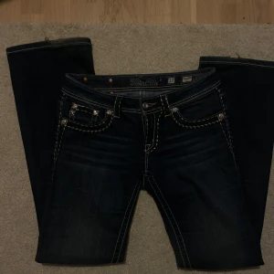 Mörkblå jeans från Miss Me - Vid snabbt köp kan jag tänka mig att gå ner till 950kr 💗Snygga mörkblå jeans från Miss Me med dekorativa sömmar och detaljerade bakfickor. Lågmidjade och bootcut!! Inga defekter vad jag kan se