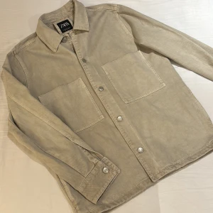 Overshirt - Säljer en skitfet overshirt från zara, den är i nästintill nyskick(endast använd typ 2 gånger). Storlek M. Hör av er vid eventuella frågor!!