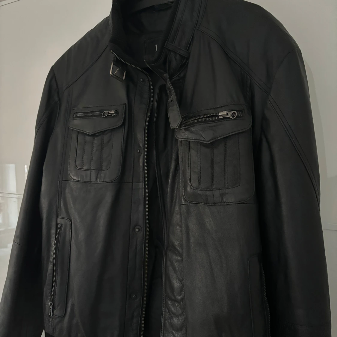 Svart vintage skinnjacka.