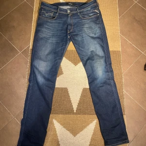 Replay jeans - 34 längd, 36 midja.  Använda i typ 3 veckor  Inga skador.  Replay jeans, köpte för cirka 1200kr.