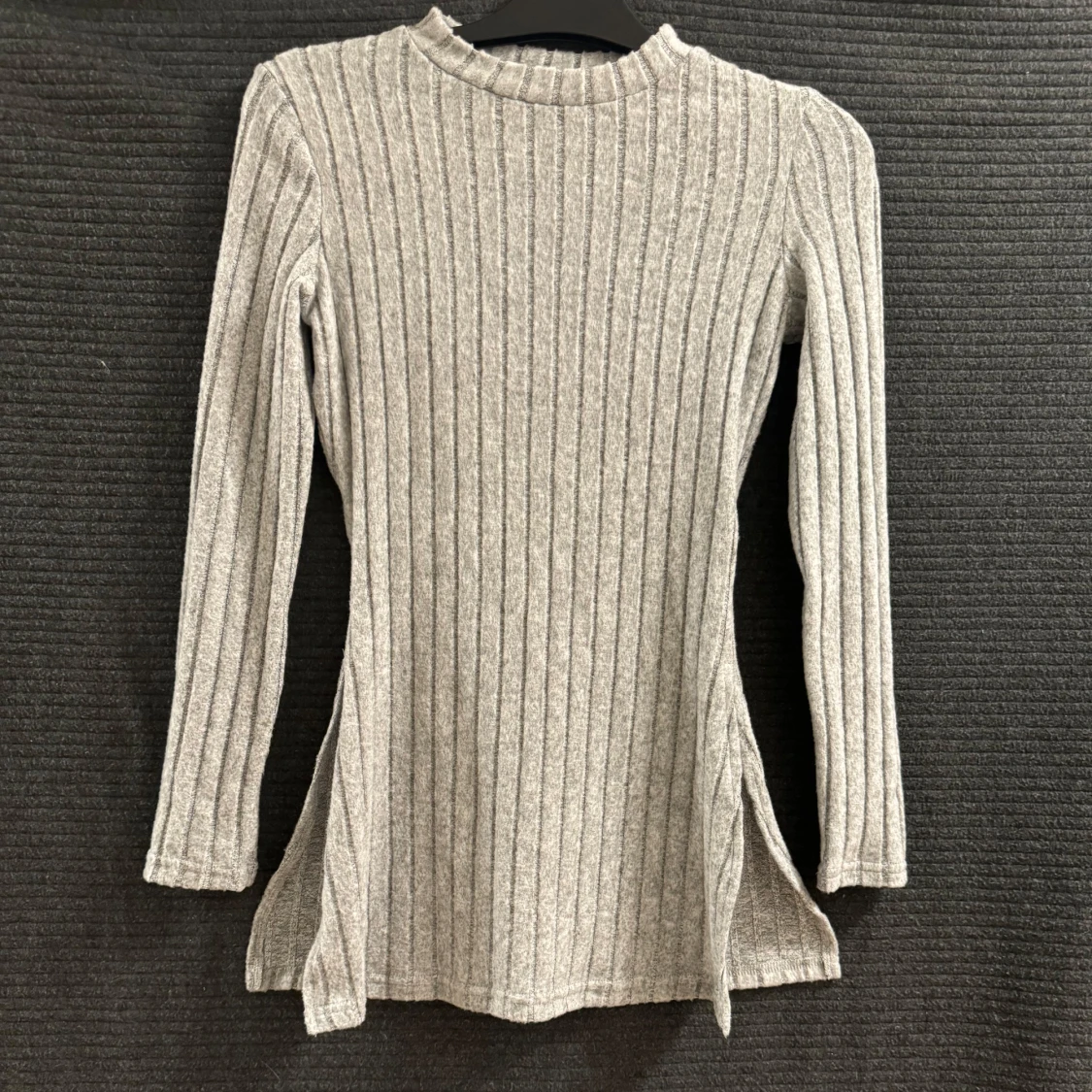 Grå ribbad stickad tröja