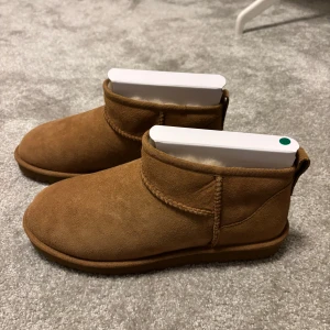 Bruna boots från UGG - Säljer ett par helt nya bruna UGGS. Helt oanvända. Säljer för att de var för stora och returtiden gått ut. Skorna kommer i originalförpackning. Kan förhandla om pris 