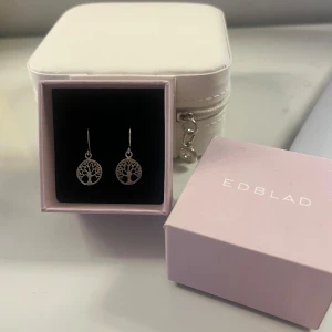 Livetsträd örhängen från Edblad -  silverörhängen från Edblad med livetsträdmotiv. Aldrig använt så inprincip helt nya! perfekt som julklapp!🎁