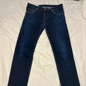 Mörkblå jeans från J.Lindeberg - Snygga mörkblå jeans från J.Lindeberg. Inga defekter eller konstigheter