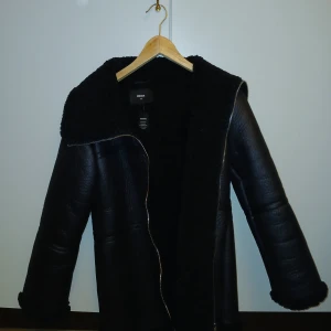 Svart jacka från Bik Bok - Hej! Jag säljer min svarta jacka från bikbok som kostade 500 kr den är nästan helt oanvänd o är i gott skick jag säljer pga fel strl. Strl XS jag säljer den för 250 kr. Priset kan diskuteras. Jag tar swish Finns I Huddinge Centrum.