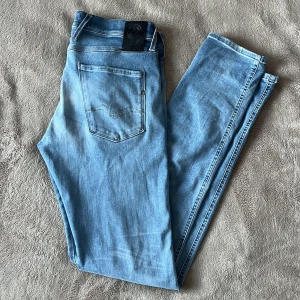 Replay Anbass Hyperflex - Snygga ljusblå jeans från Replay i modellen Anbass med asnajs wash och intill nyskick!😻 Storleken är 32 i W och 32 i L. Jeanstyget är hyperflex. Det är bara o skriva vid minsta fundering!⛄️