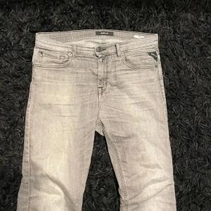 Grå jeans från Replay - Säljer ett par jeans från replay. Modellen är THAD, alltså slim fit. Det är barn jeans men skulle säga att de motsvarar 30-30 i storlek. Ny pris ligger runt 1200 tror jag och är i bra skick. Skriv vid minsta fråga👍
