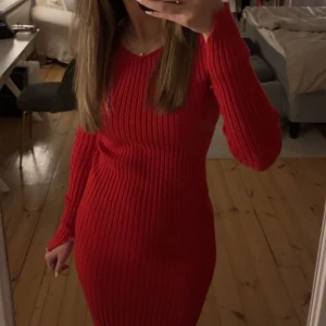 Stickad klänning  - Röd stickad klänning, använd en gång, super fin till julen 