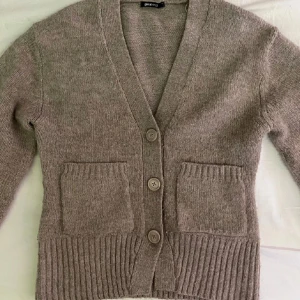 Beige kofta från Gina Tricot - Beige kofta från Gina Tricot med knappar framtill och två fickor. Hör gärna av dig för fler bilder eller frågor, pris går att diskutera , köp direkt för 350☺️