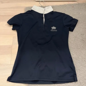 Snygg tävlings/tränings ridtröja😻 - Super snygg och stilren tävlings/tränings tröja till ridning💕❤️😻strlk 146/152