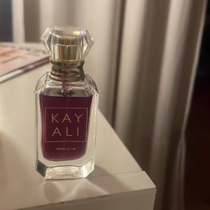 Kayali Vanilla 28 Parfym - 10 ml parfym från Kayali i doften Vanilla 28. Mörk vaniljdoft!  Bara testad 1 gång.