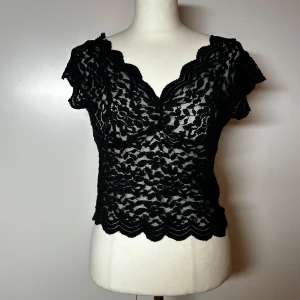 Spets topp zara - Den super populära spets toppen från zara. Storlek m men passar även xs- s. Köp sker via köp nu, jag postar inom 24h. Kvar tills markerad såld 