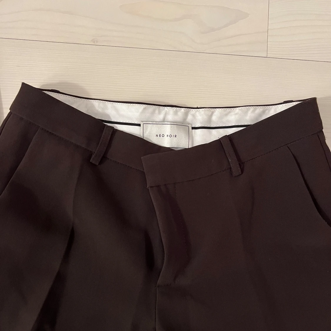 Bruna kostymbyxor från Neo Noir - 91