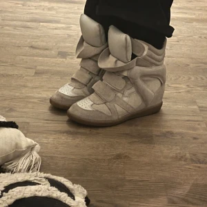 Isabel Marant - Super snygga Isabel marant sneakers i färgen ecru🤍 Använda men i fint skick, inga synliga defekter. Säljer pågrund av att de tyvärr har blivit för små🤍