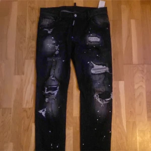 Dsq2 jeans  - Säljer dsq2 jeans svarta med med vita färg prickar dom passa inte😢därför dom säljas otroligt snygga aldrig haft nått snyggare och är sjukt snyggt till vita och svarta skor pris kan diskuteras vid snabb och smidig affär mvh Axel 