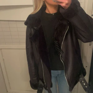 Svart skinnjacka med pälsdetaljer - Snygg svart skinnjacka med pälsdetaljer från nakd. Helt ny med prislapp säljer pågrund av att jag tyckte den va lite för stor för mig.💗 nypri 850 säljer för 600 , skriv för fler bilder
