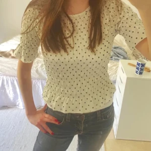 Vit prickig blus - Blus från Gina tricot❤️(lånade bilder)