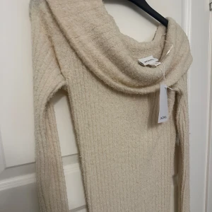 Beige ribbad klänning från Monki - Säljer en fin beige klänning från monki. Aldrig använt och prislapp på. En bekväm och fin klänning som passar alla årstider 