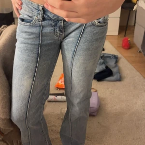 Blå jeans från 157 Paris - Snygga blå jeans från 157 Paris med en klassisk femficksdesign. De har en bekväm passform och är perfekta för en avslappnad stil. Märkeslappen på baksidan ger en cool touch. S full length passar mig som är 173