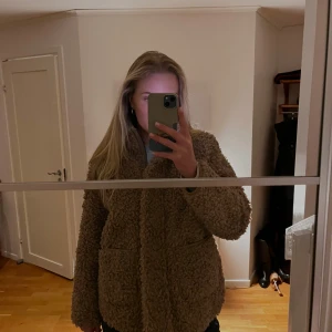 By Malina jacka - Säljer denna riktigt snygga jacka från By Malina då jag inte längre har användning för den!💕 Köptes för ca 2 år sedan så den finns inte längre att köpa!☺️Mycket bra skick då den använts fåtal gånger! Nypris ca 4000kr. Frakt ingår inte i priset🫶