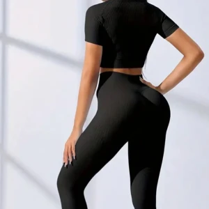 Svart ribbad croppad topp med träningsbyxor oanvänt - Snygg svart ribbad croppad topp med korta ärmar. Samt träningsbyxor som framhäver din rumpa ;)