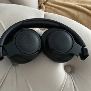 Jbl tune760 hörlurar  - Dem kostar runt 900-1000 men jag säljer dem för 500 dem har variation använda 2 gånger. Dem är sköna att ha på och man kan inte höra ut ifrån.  Laddare kommer också med. Jag säljer dem för att jag precis köpte in AirPods. 