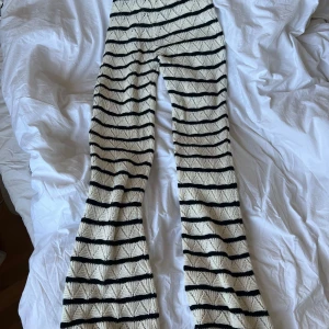Stickade byxor  - Så snygga stickade byxor. Så himla fina och långa i benen. Helt oanvända pga fel storlek. Skriv om ni har några frågor!♥️