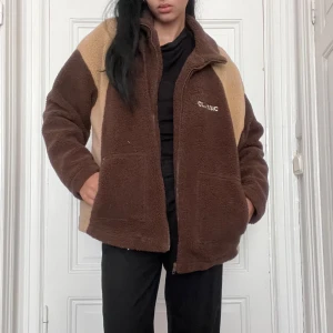 Teddy jacka  - Super söt ”teddy jacka” från dazy Strl M men är själv en xs/xxs, ger en lite oversized look Perfekt för höst och vinter Pris kan diskuteras vid snabb affär 