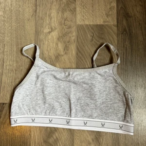 Grå topp Soc  - Använd några få gånger, i storlek S i märket Soc