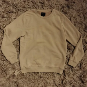 Beige Tröja - Beige Grandfrank tröja. Väldigt fin & Bekväm. Väldigt bra skick.