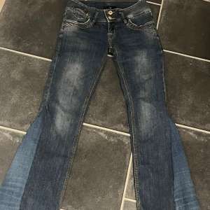 Blå jeans från LTB - Säljer ett par snygga blå jeans från LTB. De har en klassisk femficksdesign med coola detaljer som dubbla knappar och dragkedja fram. Själv sytt dom från Skinny till flared. Säljer då de inte passar. Jätta fina.