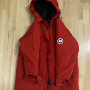Röd canada goose jacka - Riktigt snygg jacka nu för vintern!⛄️❄️ Inga defekter eller skador som man kan se på bilderna✅😁🔥 Nypris:7500-8500 mitt pris:1500⚜️ vid några övriga frågor så är det bara att fråga 🙋‍♂️ 🙋‍♀️ (priset går att diskuteras)😊🤙