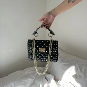Väska  - Valentino rockstud liknande väska i svart 