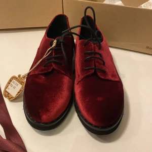 Röda skor - Helt nya! Storlek 40 men är små i storleken, skulle säga 38/39 eller någon med smala fötter!