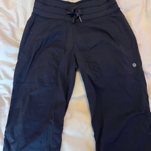 Lululemon Studio pants - Säljer ett par jättefina marinblå lululemon Dance studio pants i storlek 2. Jette fina och dom är som nya. 