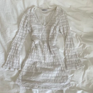 Stickad klänning - Söt stickad klänning med foder undertill, kan både användas som studentklänning och som vanligt. Fint skick