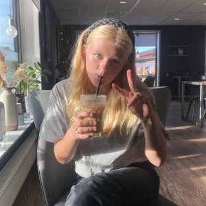 Grå kortärmad t-shirt - Säljer min bästa vän för hon inte ville köpa bigmack till mig köp inte om ni gillar bigmack