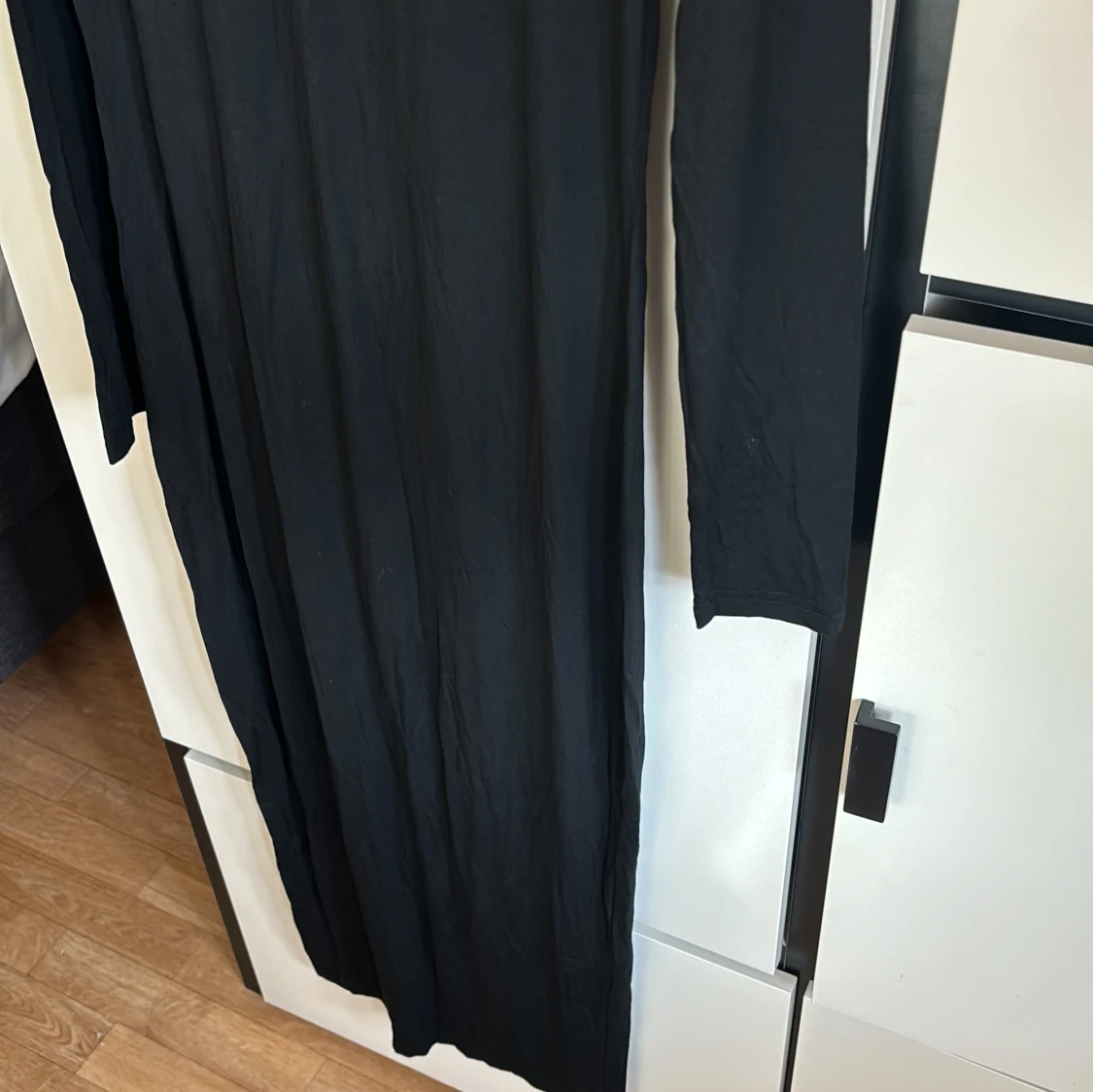 lång svart klänning - 90