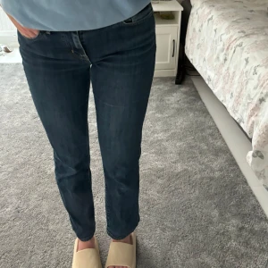 Midwaist jeans  - Säljer dessa as snygga och så bekväma Levis jeans! Är osäker på den exakta storleken då det är amerikansk strl men sitter väldigt bra på mig som vanligtvis brukar ha strl 36. En aningen korta på mig (167cm) men annars ett par helt perfekta jeans. 