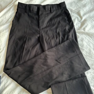 Helt nya kostymbyxor - Helt nya kostymbyxor då jag köpte fel modell och testade inte förrens det var försent att retunera. Skulle säga att de passar någon kortare 1.69 då de var för korta på mig. (Vikt upp byxan på bilden så att modellen på de kunde synas med)