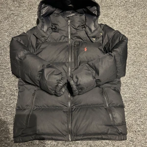 Ralph Lauren jacka  - Säljer min svarta Ralph lauren jacka. Det är stl XL i barn. Passar runt 170 cm. Den är i bra skick. Inga hål eller liknande. Hör av er för andra frågor och funderingar.