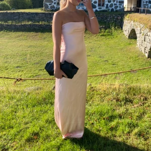 Balklänning - Som helt ny och ger bra figur. Jag är 165. 