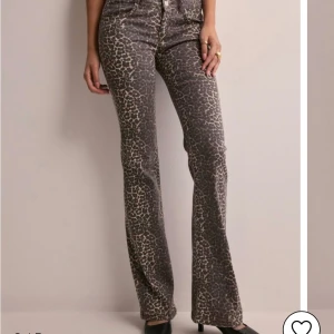Leopard Jeans - Leopardmönstrade jeans som är slutsålda från Nelly!🤎🤎 Så så fina och endast använda fåtal gånger.  Pyttelite slitet vid hälarna, men inget som syns när man har dem på!
