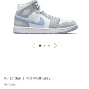 Air Jordan 1, Mid Wolf Grey - Säljer mina Jordans som är använda Max 5 ggr, alltså är de i väldigt bra skick. Köpta på soldout.se. Nypris: 4150 kr, mitt pris: 1500 kr. Hör av dig för fler bilder🤍