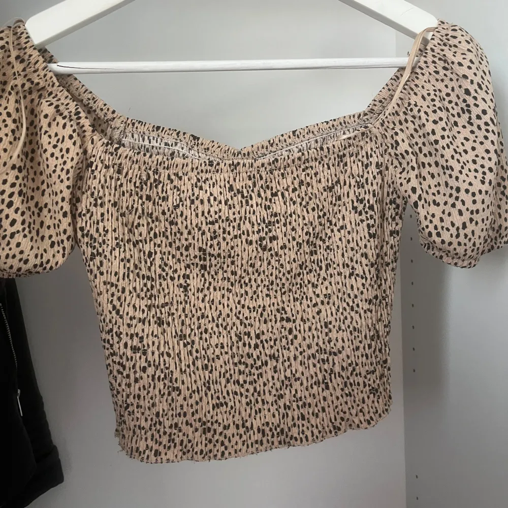 Väldigt fin leopard topp. Den har använts en gång. . Yläosat.