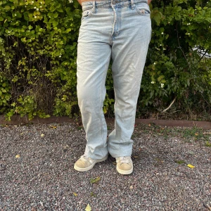 Jeans  - Ljusblå jeans ifrån zara. Midjemått tvärs över: 44cm Innerbenslängd: 74cm. 💗